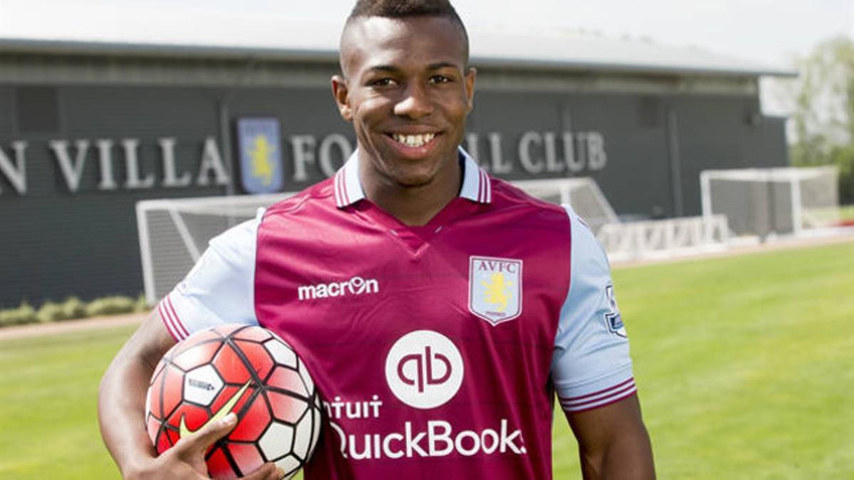 Adama Traoré con la camiseta de su nuevo equipo, el Aston Villa FC