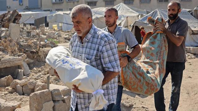 Familiars porten els cossos de morts després d’un atac israelià a Ciutat de Gaza dimarts.  | OMAR AL-QATTAA / AFP
