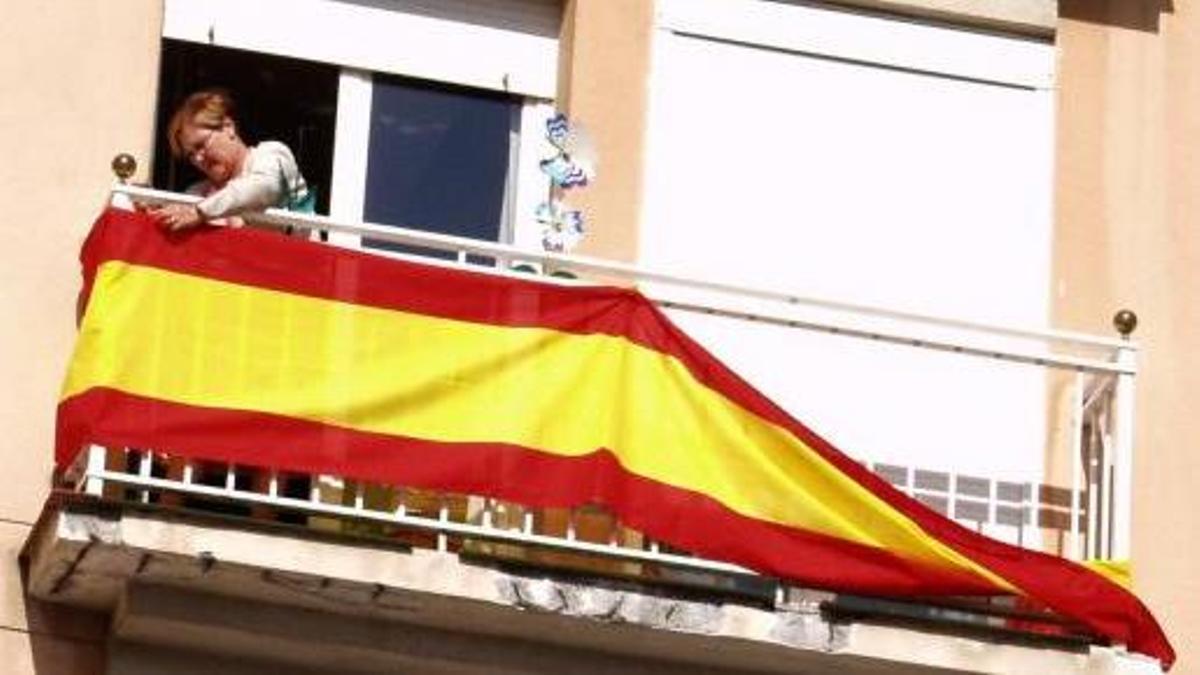 Més per Palma pone el foco en las banderas españolas que se exhiben en los balcones.