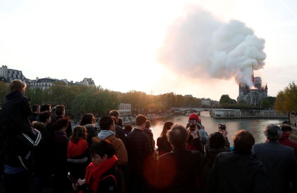 Un incendi crema Notre Dame de París