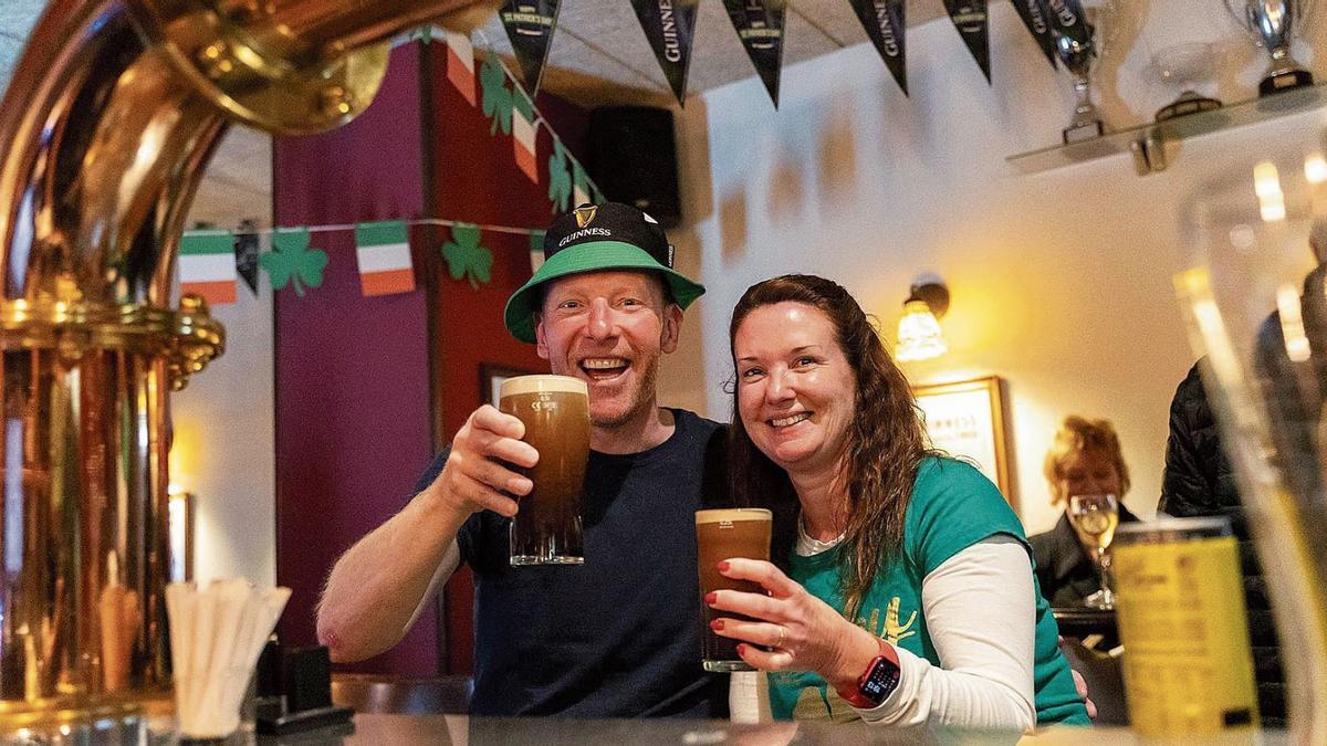 Noel y Audrey disfrutan de sus pintas de Guiness en la barra del Pub Campbell’s.