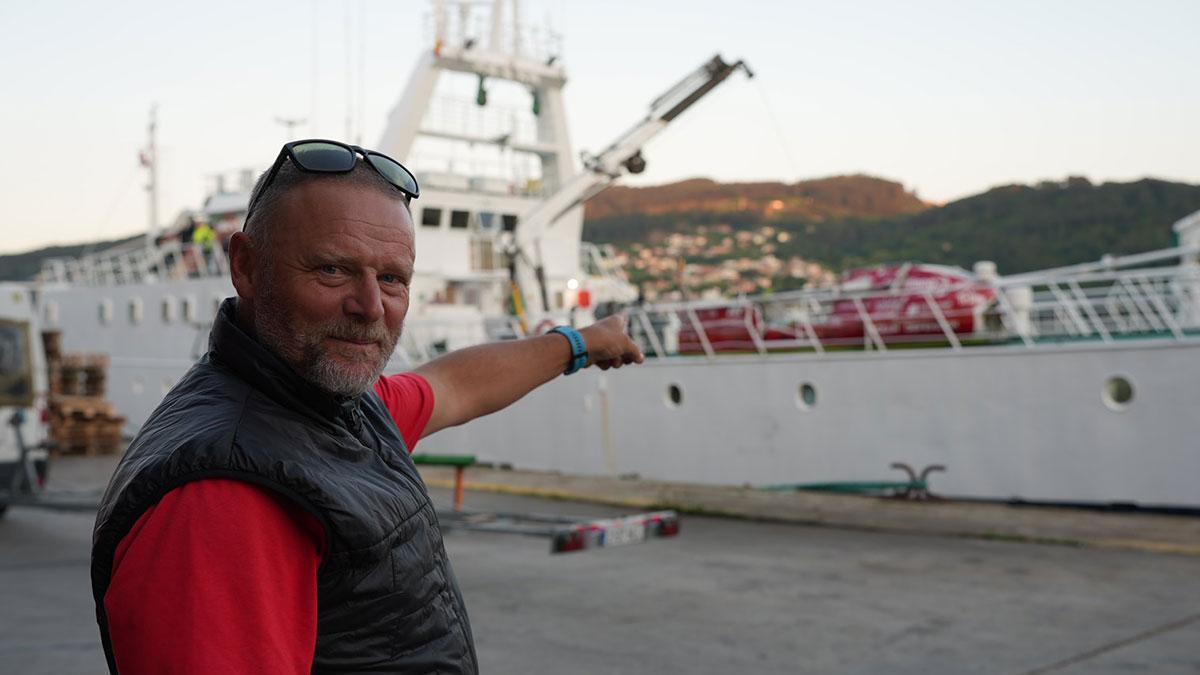 Antonio de la Rosa observa la llegada del 'Ocean Defender' a puerto
