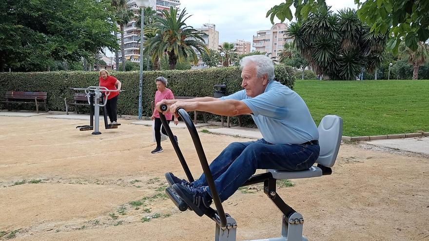 Fisioterapeutas del centro de salud Cabo Huertas de Alicante enseñan a usar los parques biosaludables