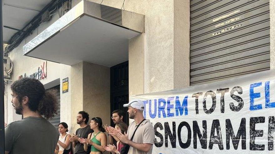 Desahucian en ambulancia a una mujer de 81 años encamada pese a los informes médicos en contra