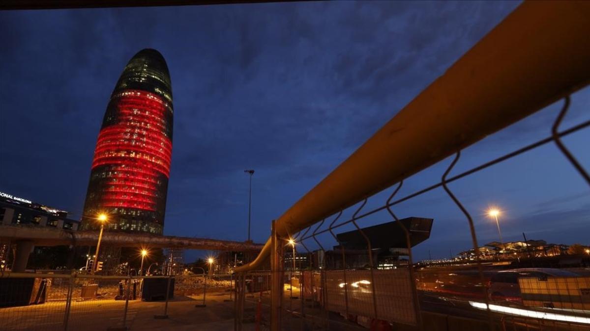 Vista nocturna de la Torre Glòries (antes Agbar) de Barcelona.