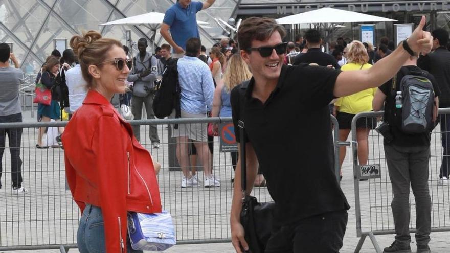 Celine Dion y el malagueño, durante un paseo reciente en París.