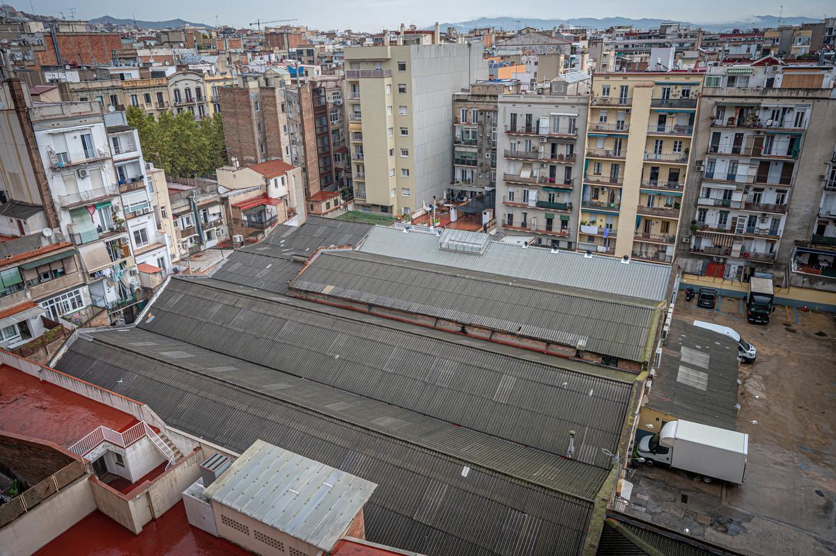 Parking en un interior de manzana cerca de la Sagrada Familia, desde el balcón de un vecino