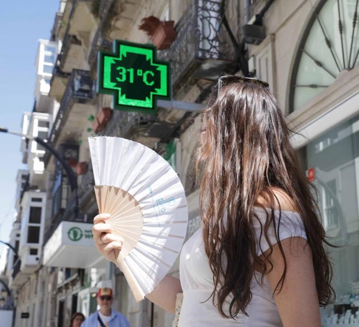 Abanicos contra el calor, ayer en la calle Príncipe de Vigo.
