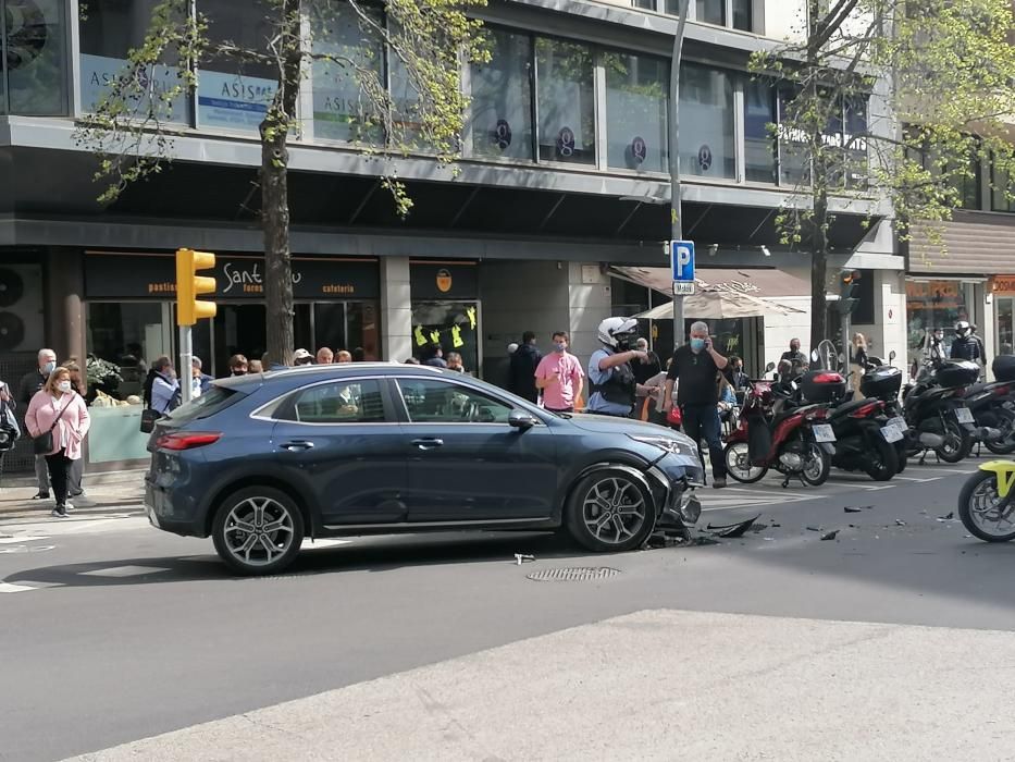 Un motorista resulta ferit en ser envestit per un cotxe al carrer de la Creu a Girona