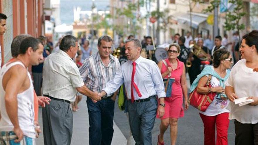 El presidente Paulino Rivero saluda a un vecino de Morro Jable, A la derecha, la consejera Candelaria Umpiérrez. | carlos de saá