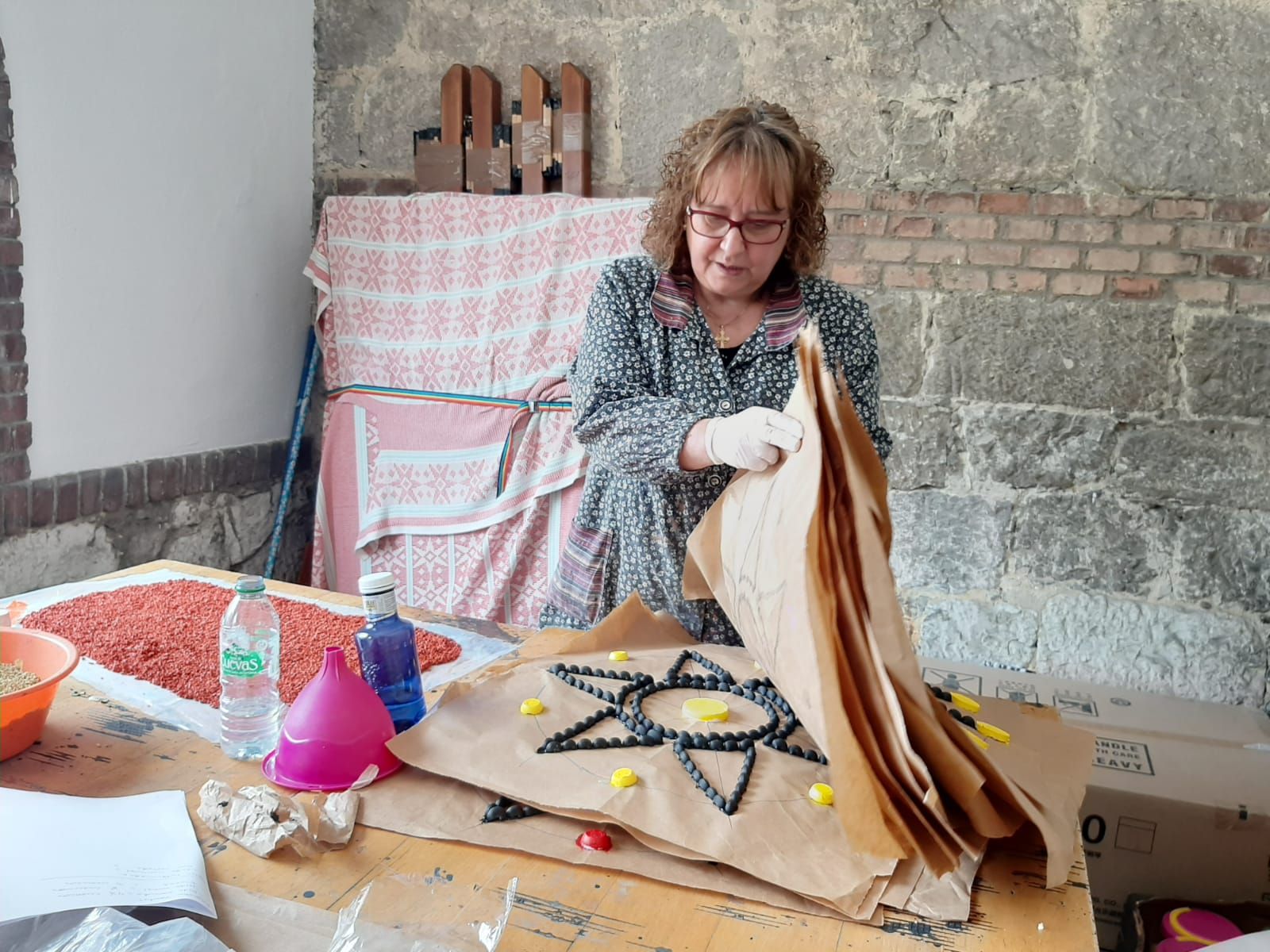 Las mujeres de Lugones preparan el Corpus: así serán las alfombras florales que se mostrarán el domingo