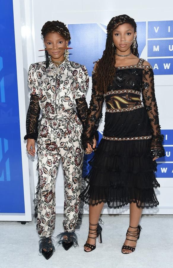 Halle y Chloe Bailey en los MTV Video Music Awards 2016