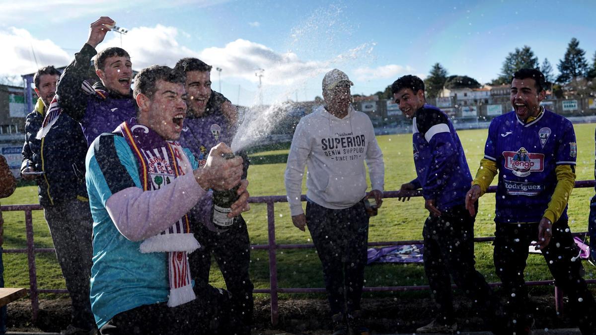Jugadores y familiares del equipo de fútbol de La Bañeza (León) celebran el gordo de la Lotería de Navidad.