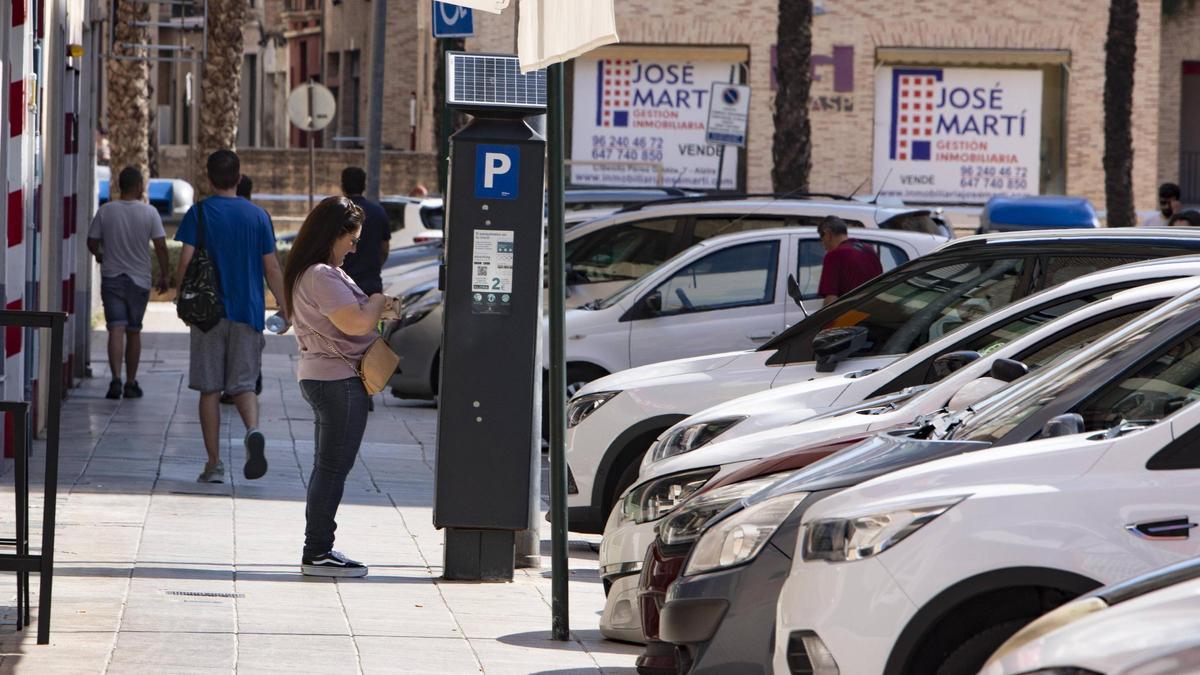 Decenas de coches aparcados en una zona azul de Alzira, en una imagen de archivo.