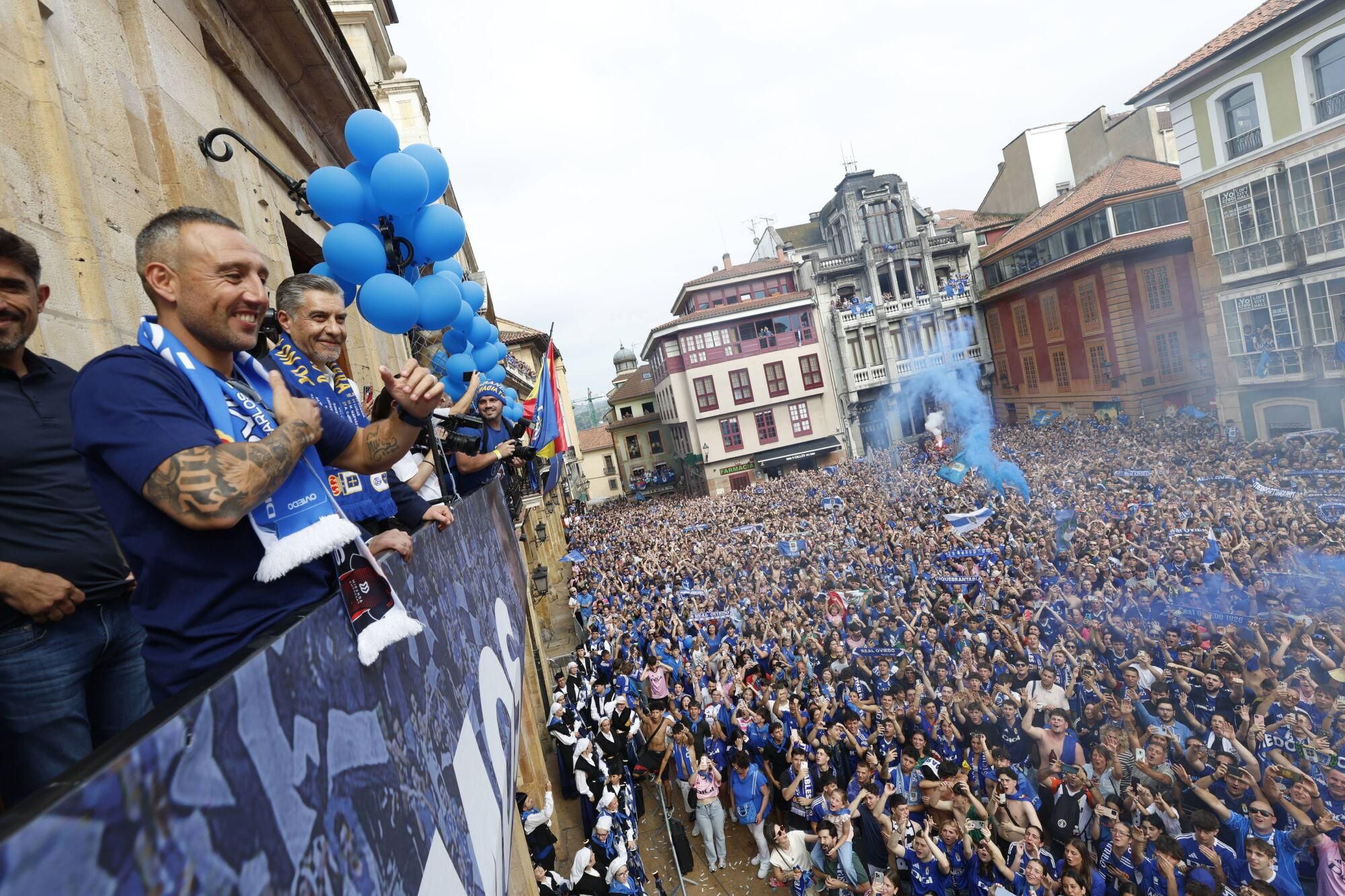Locura azul en las calles de Oviedo para celebrar el ascenso del equipo a Primera División