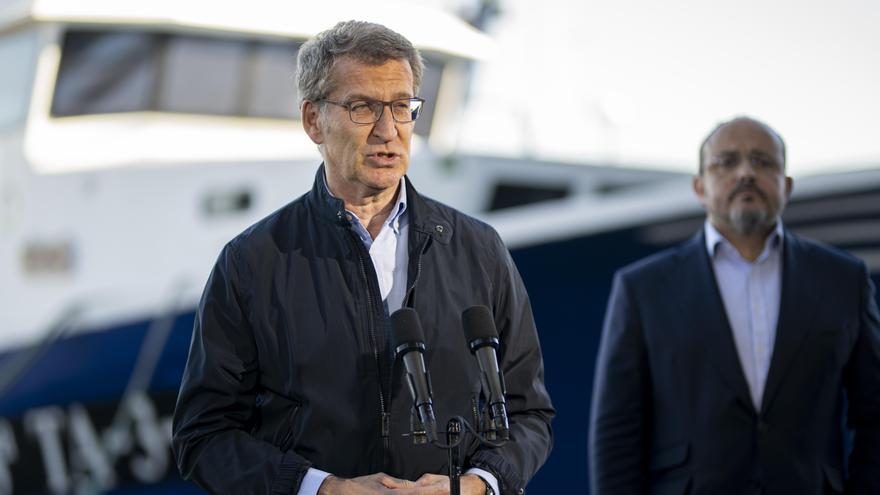 El presidente del PP, Alberto Núñez Feijóo, y el presidente del PP catalán y candidato a la Generalitat catalana, Alejandro Fernández, durante su visita a la Llotja de Tarragona.