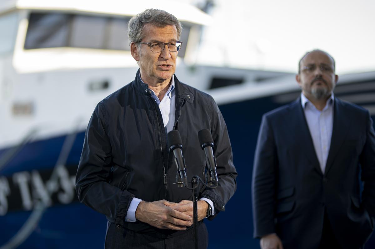 El presidente del PP, Alberto Núñez Feijóo, y el presidente del PP catalán y candidato a la Generalitat catalana, Alejandro Fernández, durante su visita a la Llotja de Tarragona.