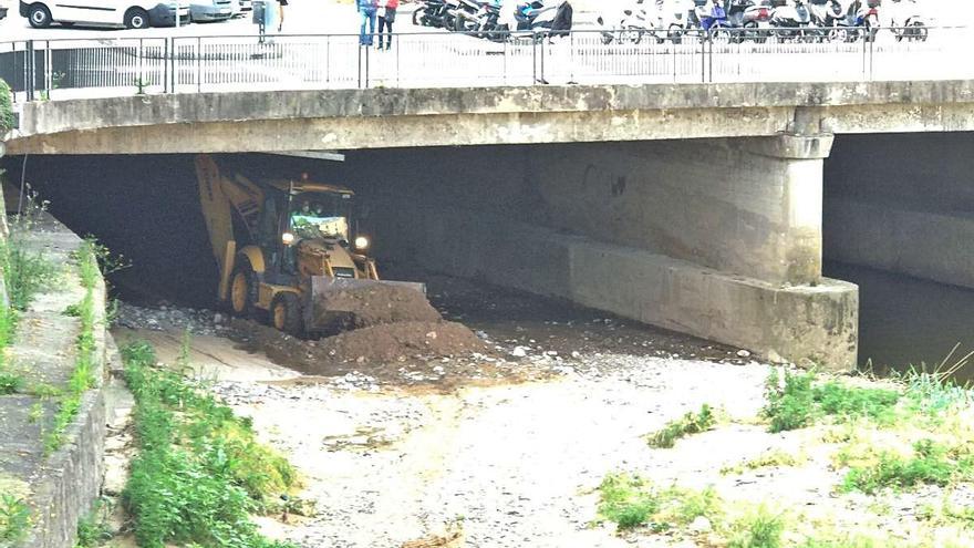 L&#039;excavadora a sota de la plataforma de la plaça Catalunya.