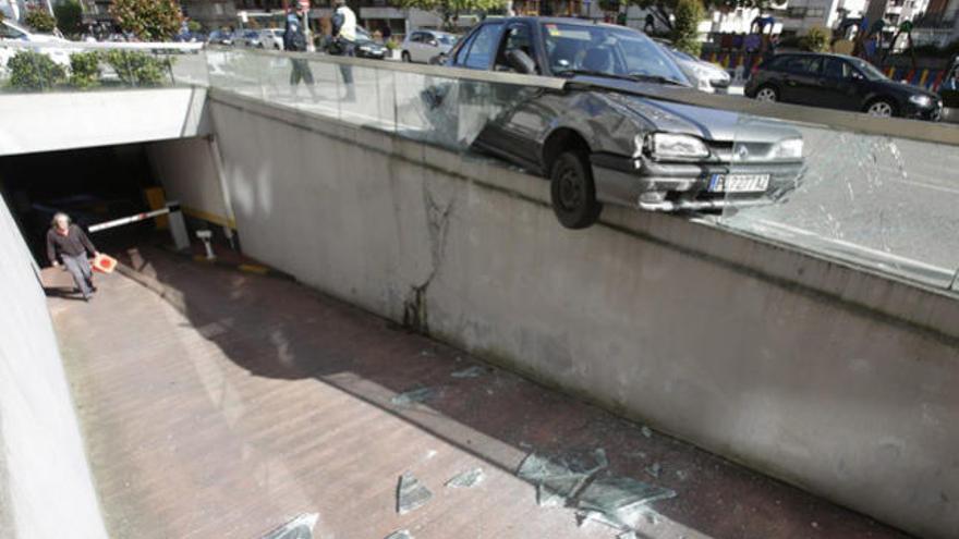 El coche, empotrado en la calle Venezuela. // SXENICK