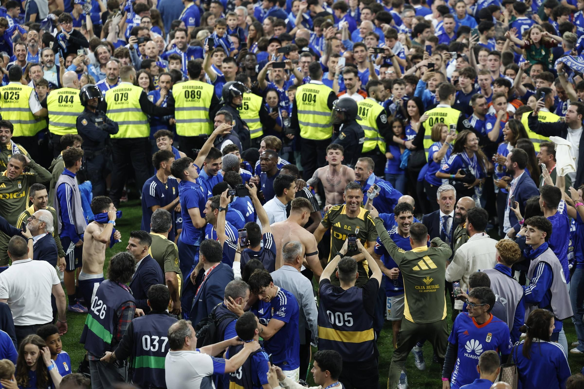 EN IMÁGENES: Así se vivió en el Carlos Tartiere la noche del ascenso del Oviedo a Primera División 24 años después