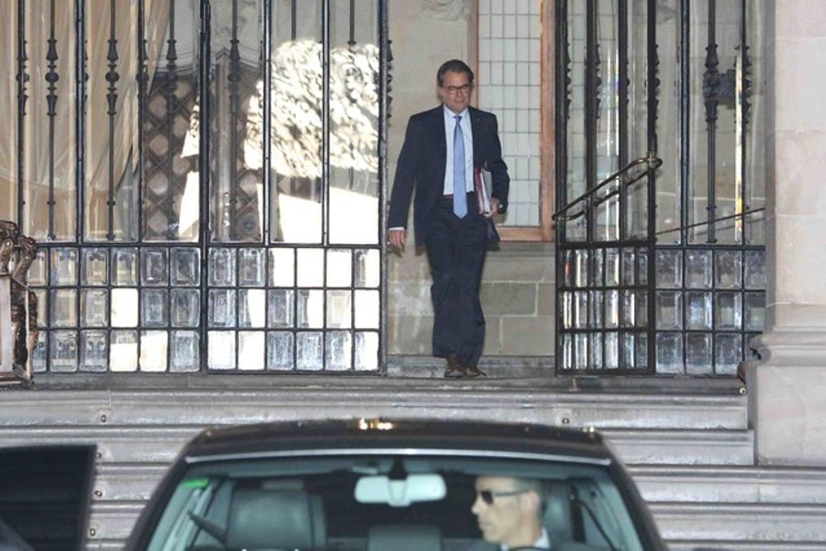 El ’president’ Artur Mas saliendo del Palau de la Generalitat, este martes 14 de julio. El ’president’ Artur Mas saliendo del Palau de la Generalitat, este martes 14 de julio.