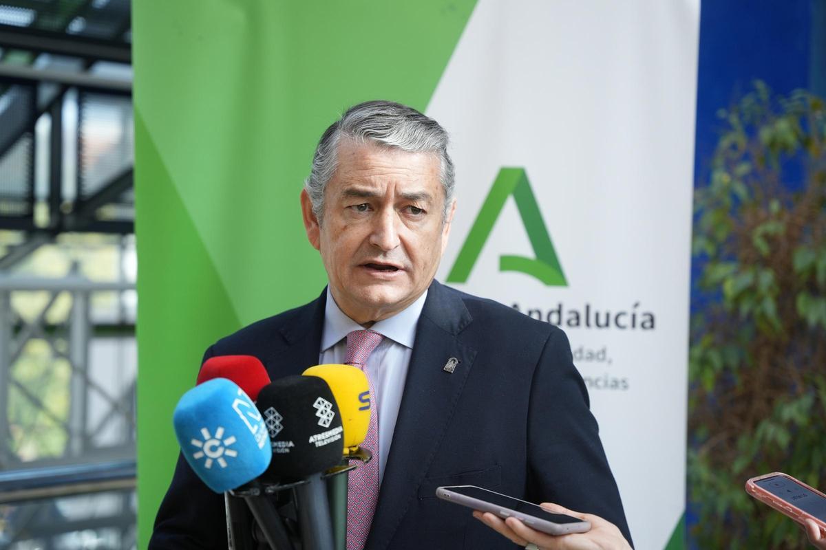 El consejero de Sanidad, Presidencia y Emergencias, Antonio Sanz, en su atención a los medios este martes.