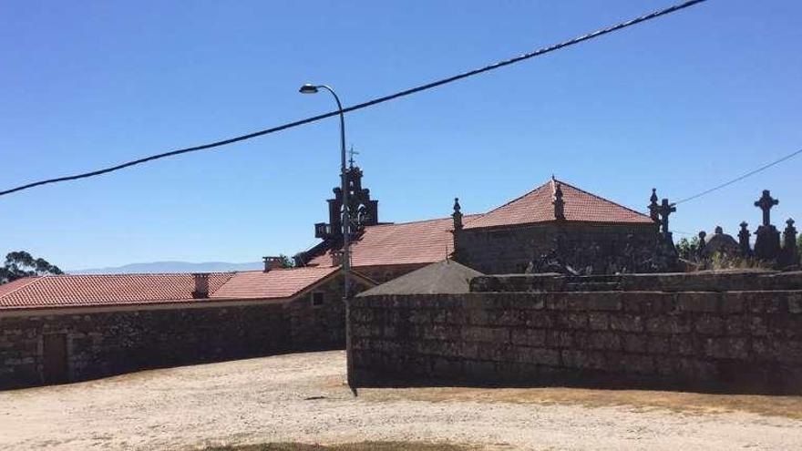 Cementerio e iglesia, en Chenlo, pegados al centro cultural. // D. P.