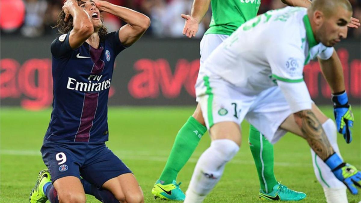 Cavani acabó desesperado ante el gol frente al Saint-Etienne