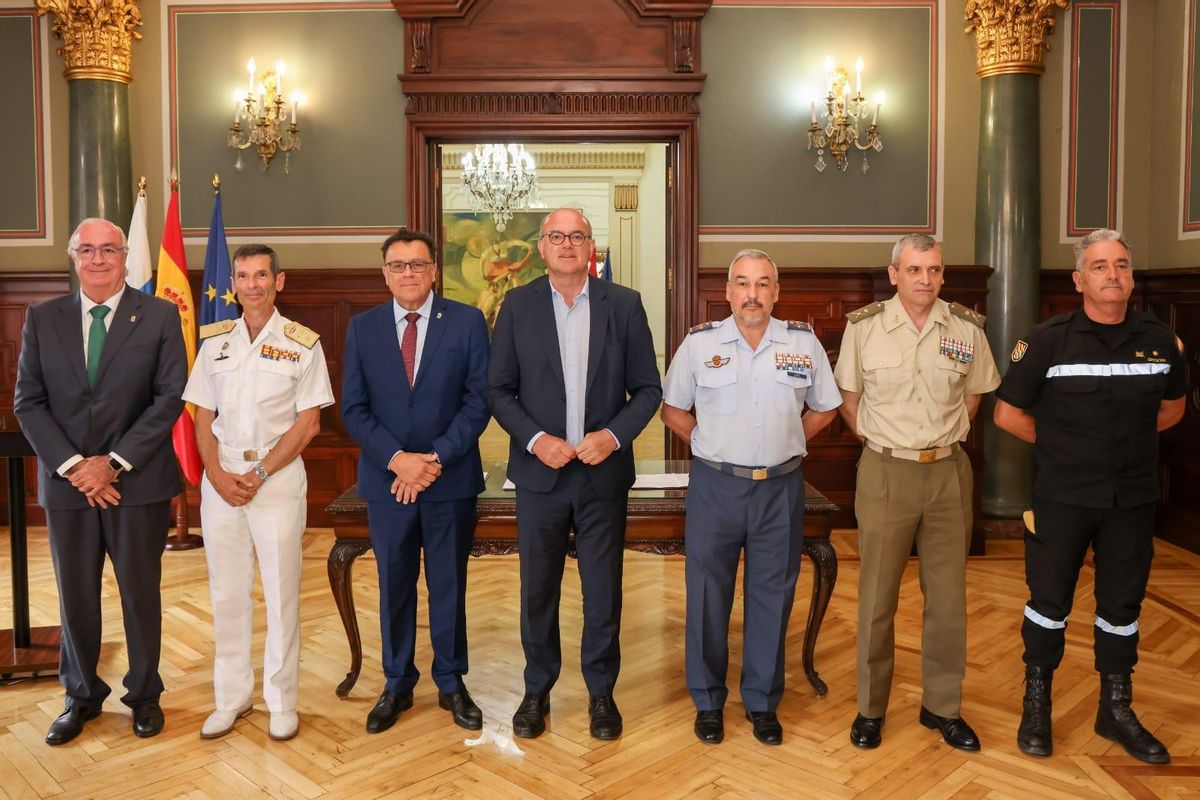 Los distintos cargos del Gobierno de Canarias y del Ejército posan en el acto de firma.
