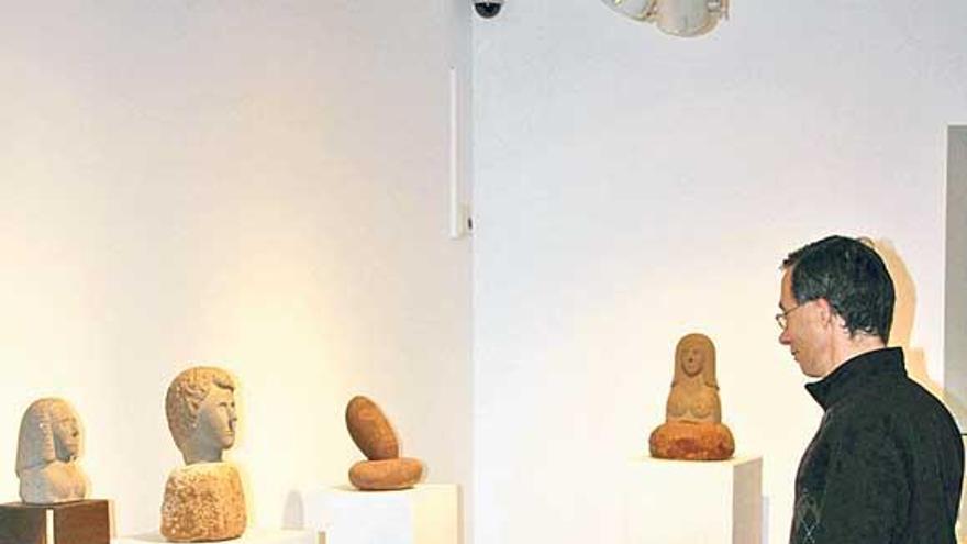 Un visitante, en la exposición de esculturas del Museo Antón.