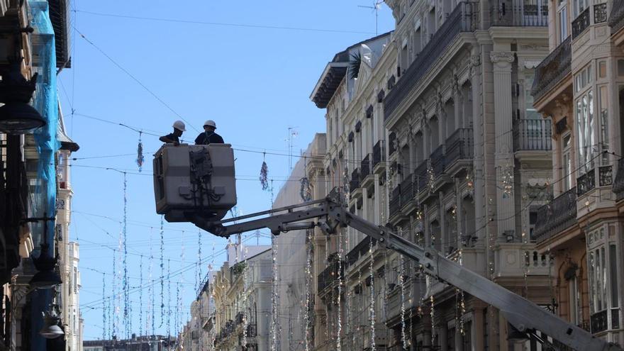 Comienza la instalación de las luces navideñas en la calle de la Paz en València
