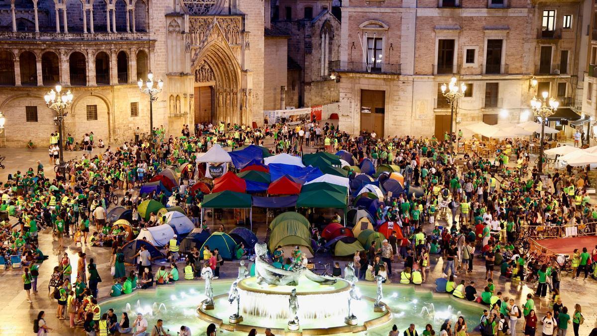 Los docentes acampan por segunda noche consecutiva en la Plaza de la Virgen de València