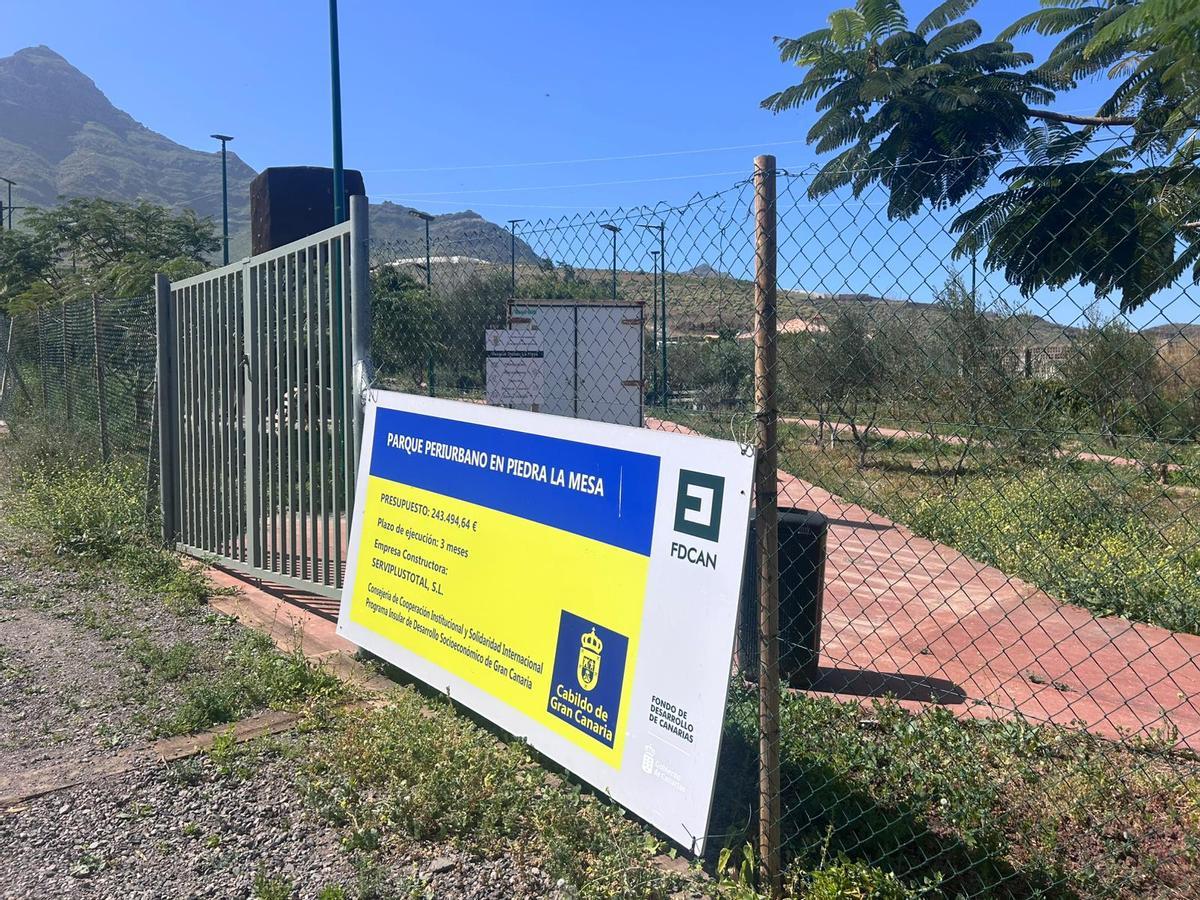 La entrada al parque de La Aldea, con el cartel de la obra financiada por el Cabildo en el suelo.