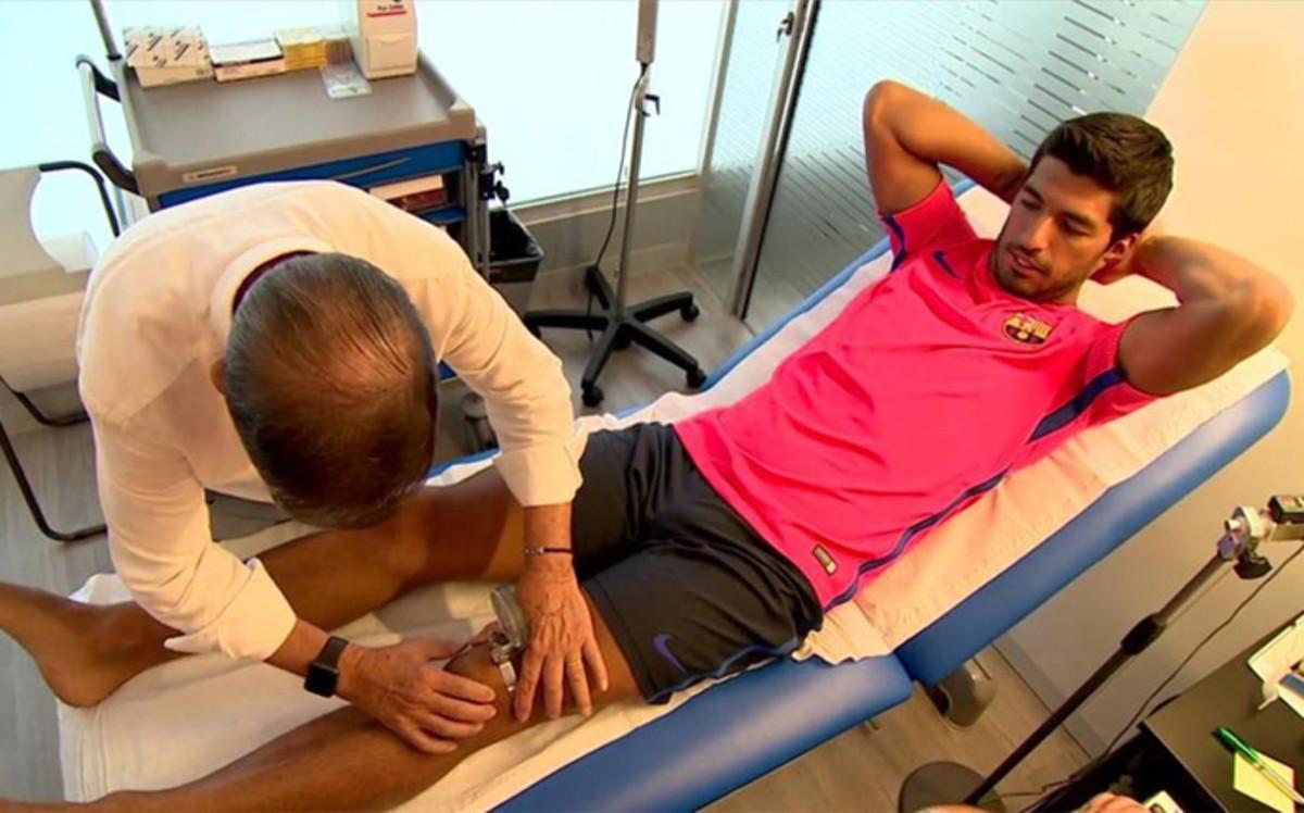 Suárez pasando reconocimiento médico