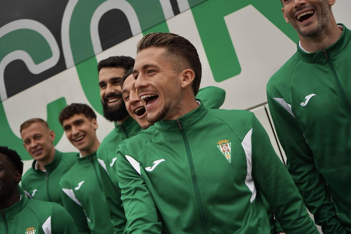 Varios jugadores de la primera platilla del Córdoba CF sonrientes en la presentación del autobús.