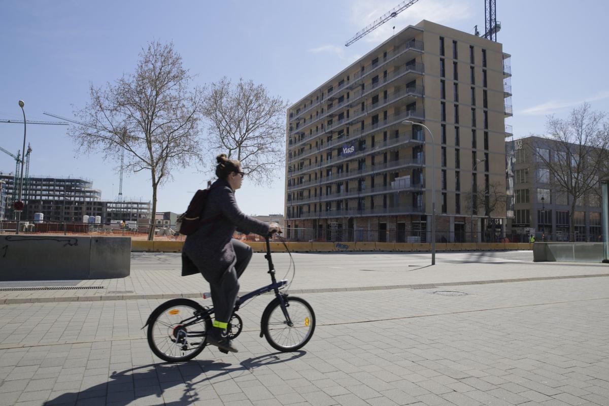 La nueva Marina del Prat Vermell de Barcelona ganará más de un millar de vecinos antes de un año. Las obras de edificios de pisos, oficinas y reurbanización avanzan a todo ritmo, con un horizonte de 12.000 viviendas nuevas entre obra pública y privada.