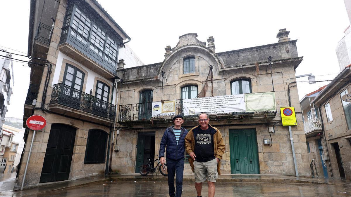 Los hermanos Portas, ante la casa señorial que están rehabilitando.