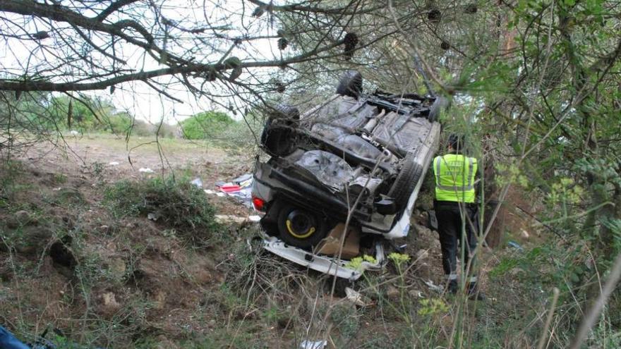 Beim Eintreffen der Rettungskräfte war der Fahrer bereits tot.