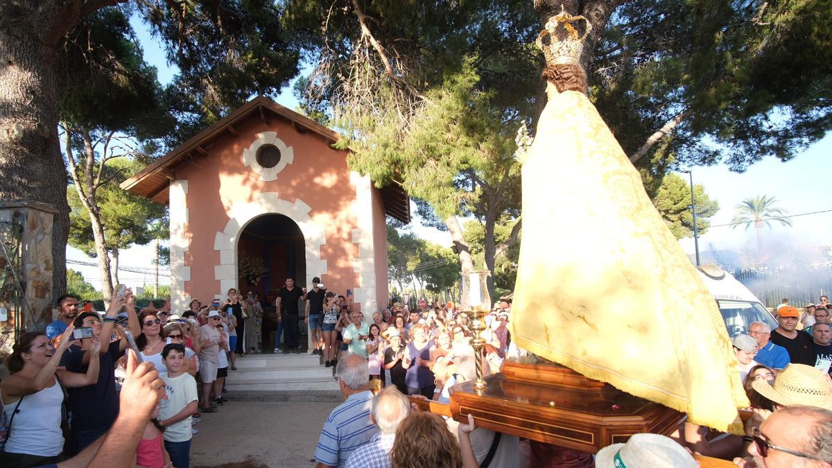 Momento en el que la patrona ha llegado a su templete en el paraje de la Ofra de Aspe.