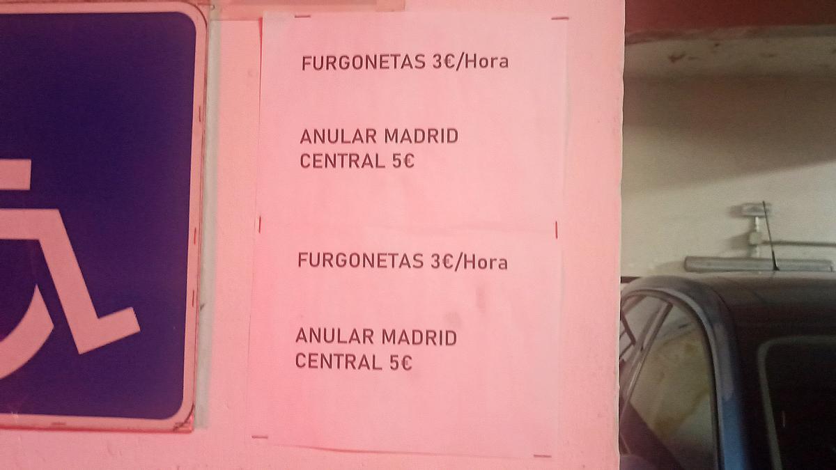 Cartel que muertra la 'oferta' de &quot;anular Madrid Central 5 €&quot;, en el Garaje Luna de la calle de Pizarro.
