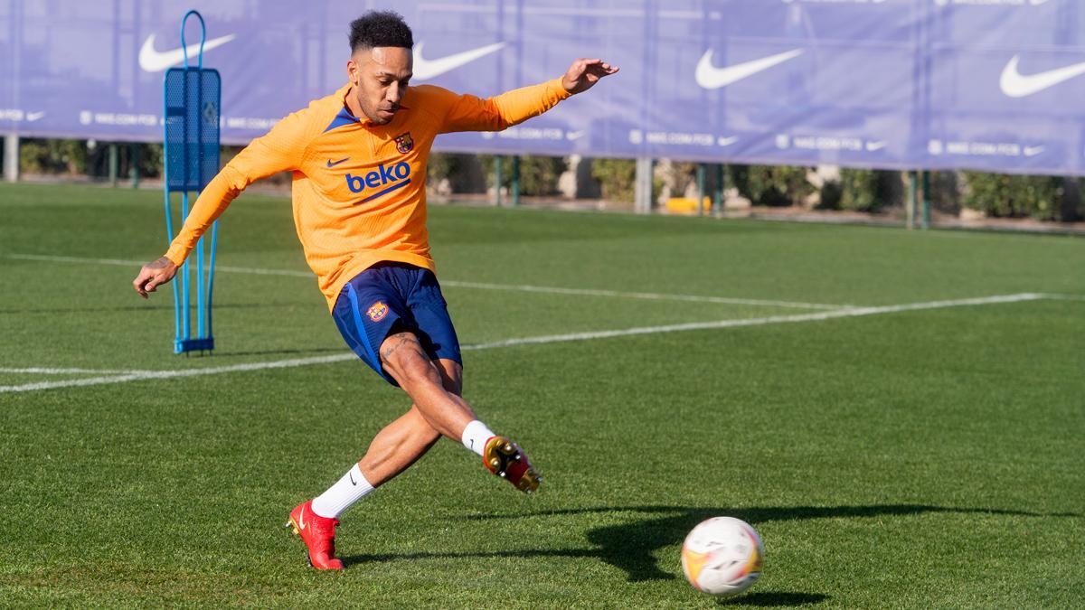 Aubameyang sigue preparando su debut con el Barça