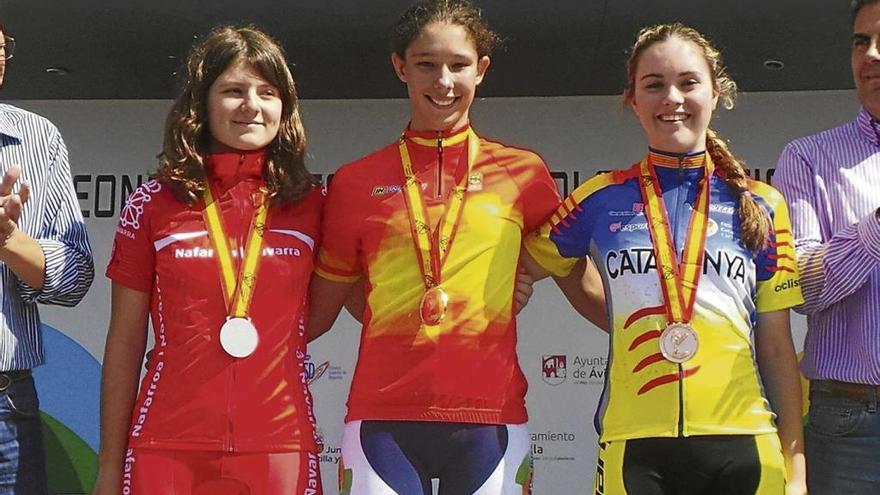 Lucía Gómez aparece en el centro de la foto luciendo el maillot de campeona de España.