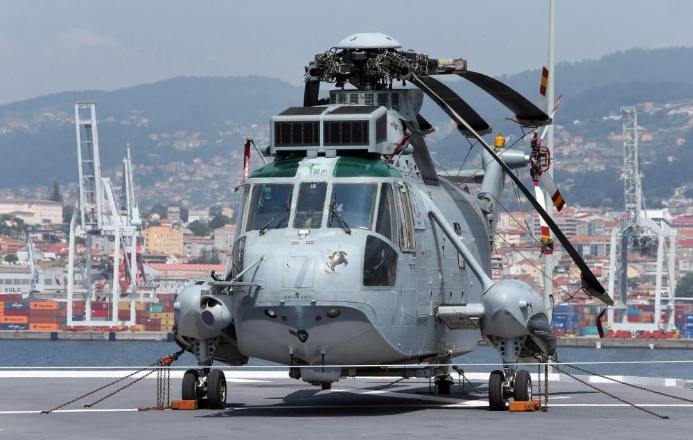 Descubre por dentro el portaaviones ''Juan Carlos I'', atracado en Vigo. // Marta G. Brea