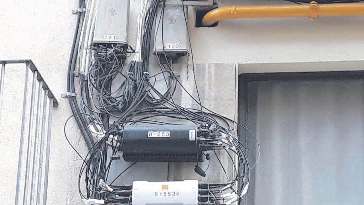 Un grapat de cables en un edifici de Girona, en una imatge d’arxiu