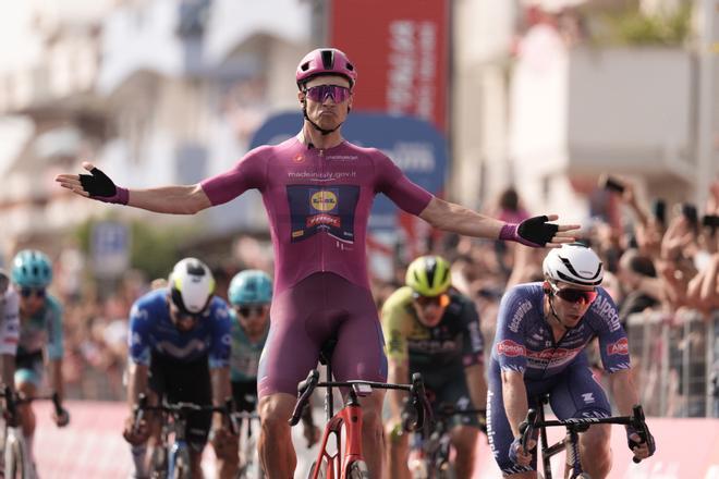 El ciclista italiano Jonathan Milan (Lidl-Trek) ganó este viernes la decimotercera etapa del Giro de Italia, disputada entre Riccione y Cento sobre 179 kilómetros