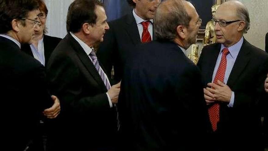 El ministro Montoro (d) dialoga con Abel Caballero (4º d.). // J. M.