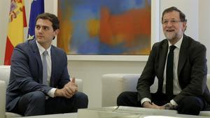 Mariano Rajoy, durante la reunión que mantuvo con Albert Rivera, de Ciudadanos, en el Palacio de la Moncloa.