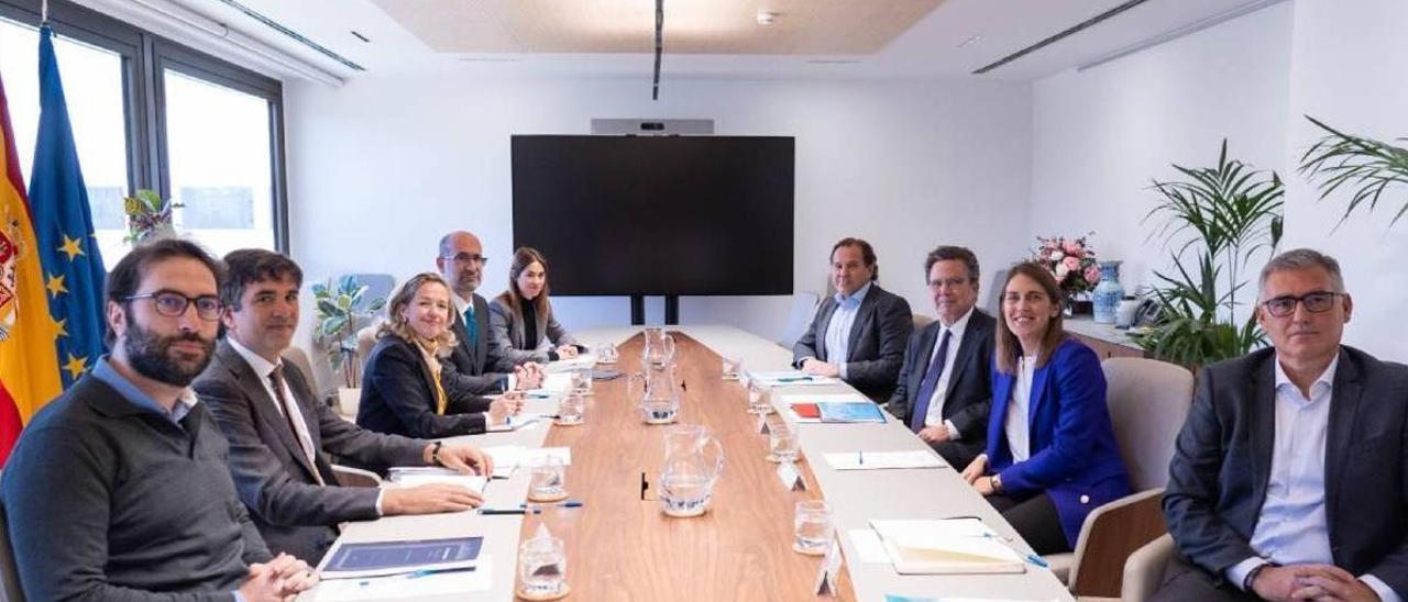 La vicepresidenta económica, Nadia Calviño, en una reciente reunión con los presidentes del FROB, Paula Conthe, y la Sareb, Javier Torres.