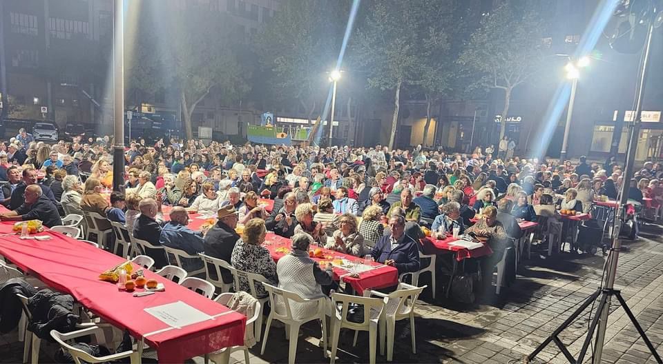 Cena en la plaza Libertad de Torrent-