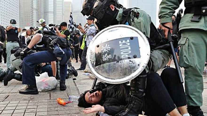 Hong Kong Una manifestació acaba  en batalla campal